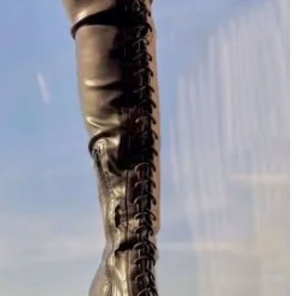 Thigh high platform boots ,lace up front, chunky lug soul Nwot - Picture 3 of 8